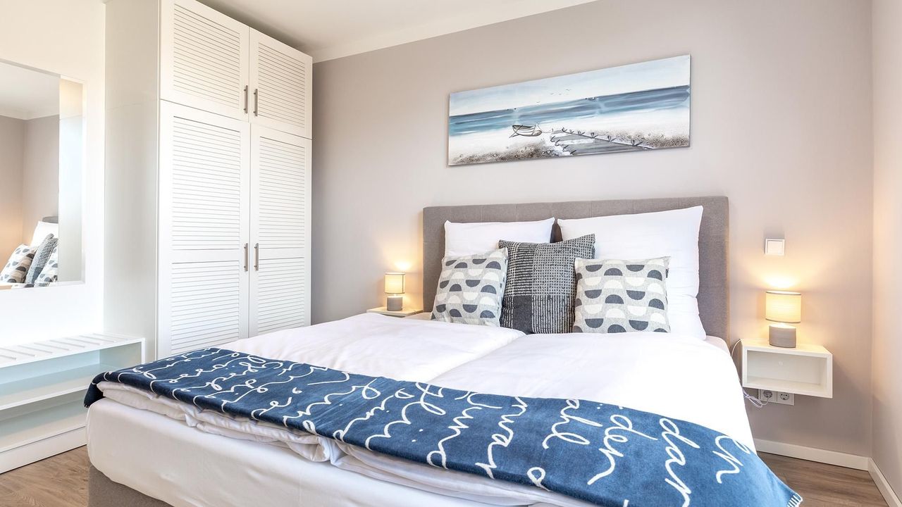 Schlafzimmer "1" mit Boxspringbett und Kleiderschrank Schlafzimmer "1" mit Boxspringbett und Kleiderschrank